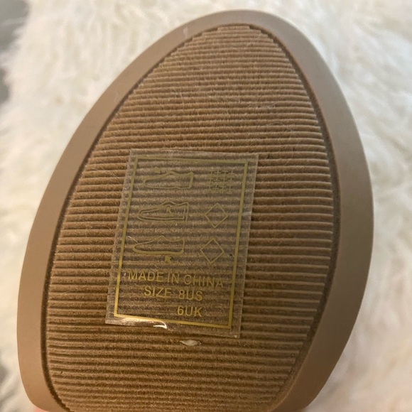 Shoedazzle cream booties with fur lining, heel zippers, and 5 inch heels, size 8 - Picture 4 of 4